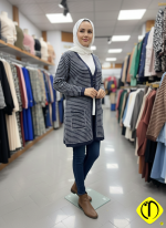 Yumoş örgü hırka giyen bir kadın, çizgili yeni model unisex hırka