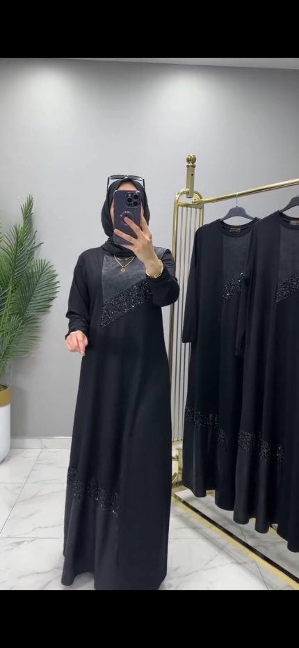 Siyah likralı penye bayan elbise, büyük beden ve uzun boy konforuyla ışıltılı detaylara sahip.