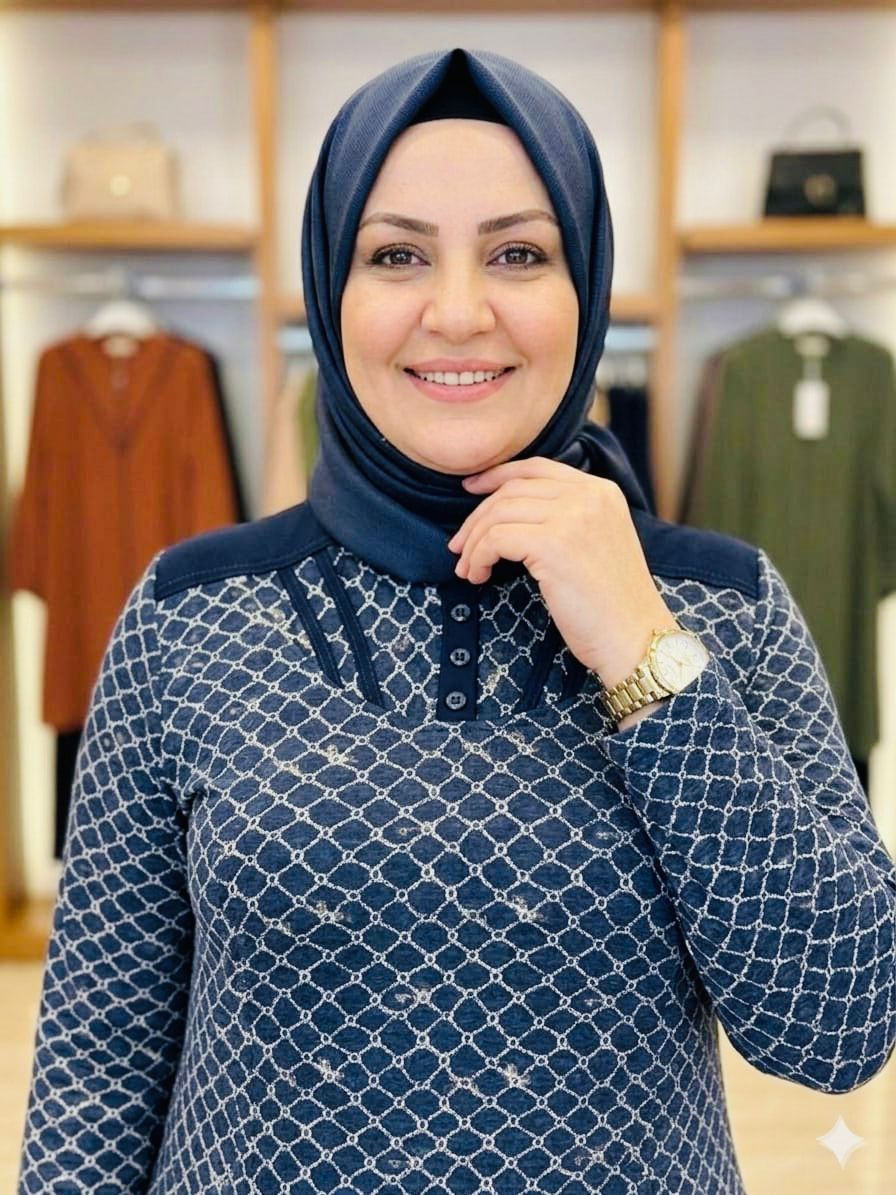 Annelere Özel Lacivert Desenli Penye Elbise Konforlu Şık Anneye Hediye Lacivert desenli penye elbise giyen gülümseyen kadın, anneler günü hediyesi için konforlu ve şık anneye özel elbise.