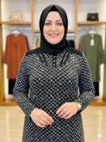 Siyah desenli penye elbise giyen kadın, annelere özel konforlu elbise